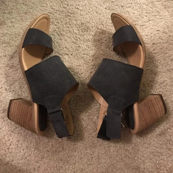 Sophia Milano Chunky Heels Size 8.5 - Picture 1 of 4